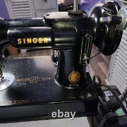 Machine à coudre Singer Featherweight des années 1950 avec étui, extras/livret