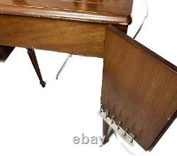 Machine à coudre Singer Model 66 avec meuble, millésime 1930, numéro de série AD-047279.