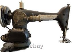 Machine à coudre Singer Model 66 avec meuble, millésime 1930, numéro de série AD-047279.