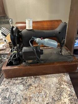 Machine à coudre Singer Model 99 Crinkle de 1942 dans un boîtier en bois courbé avec pédale testée