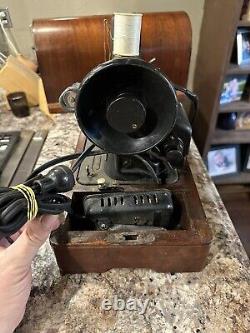 Machine à coudre Singer Model 99 Crinkle de 1942 dans un boîtier en bois courbé avec pédale testée