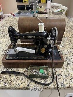 Machine à coudre Singer Modèle 99 1928 AC204132 avec accessoires, récemment entretenue