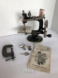 Machine à coudre Singer No. 20 de taille enfant TRÈS PROPRE avec manuel d'instructions