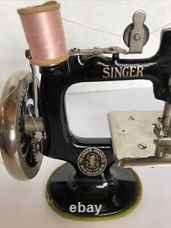 Machine à coudre Singer No. 20 de taille enfant TRÈS PROPRE avec manuel d'instructions