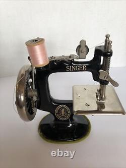 Machine à coudre Singer No. 20 de taille enfant TRÈS PROPRE avec manuel d'instructions