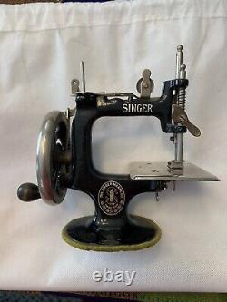 Machine à coudre Singer Sew Handy vintage pour enfants avec pince.