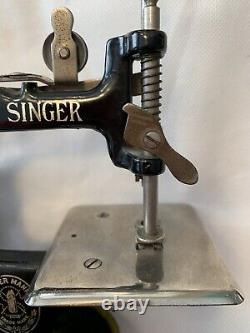 Machine à coudre Singer Sew Handy vintage pour enfants avec pince.