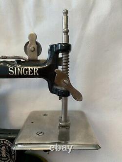 Machine à coudre Singer Sew Handy vintage pour enfants avec pince.