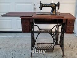 Machine à coudre Singer à pédale Treadle Model 115 de 1920 sur table en fonte VC Antique