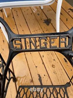 Machine à coudre Singer à pédale antique avec base en fonte, support et table de style shabby chic.