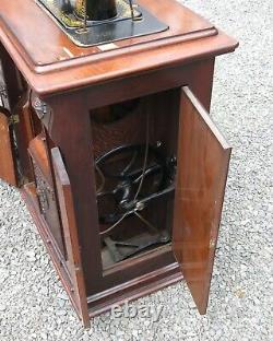 Machine à coudre Singer à pédale avec cabinet 1910