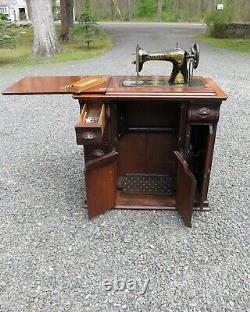 Machine à coudre Singer à pédale avec cabinet 1910