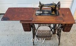 Machine à coudre Singer à pédale manuelle modèle VC Antique de 1920 avec table en fonte.