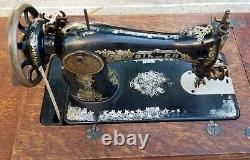 Machine à coudre Singer à pédale manuelle modèle VC Antique de 1920 avec table en fonte.