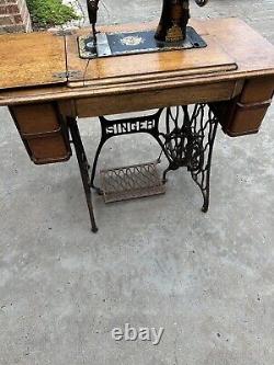 Machine à coudre Singer à pédale modèle 127 de 1918 + stand de table (non testé)