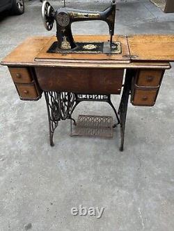 Machine à coudre Singer à pédale modèle 127 de 1918 + stand de table (non testé)