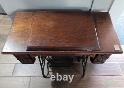 Machine à coudre Singer à pédale n°27 et son meuble, début des années 1900