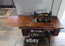 Machine à coudre Singer à pédale n°27 et son meuble, début des années 1900