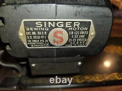 Machine à coudre Singer ancienne modèle 66 avec pédale, non testée.