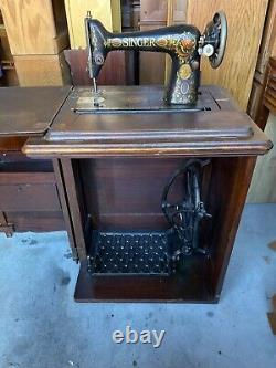 Machine à coudre Singer antique 1921 avec meuble en chêne et pédale fonctionnelle