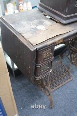 Machine à coudre Singer antique avec armoire/table (RETRAIT UNIQUEMENT SUR PLACE)