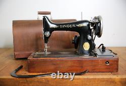 Machine à coudre Singer antique avec levier de genou et manivelle dans un boîtier en bois vintage