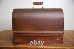 Machine à coudre Singer antique avec levier de genou et manivelle dans un boîtier en bois vintage