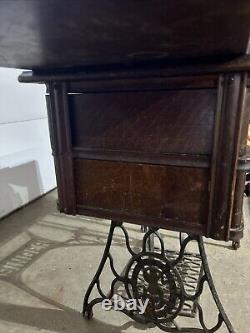 Machine à coudre Singer antique dans un meuble, début des années 1900, tout d'origine