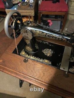 Machine à coudre Singer antique de 1912 avec pédale, magnifique cabinet en bois sur roulettes