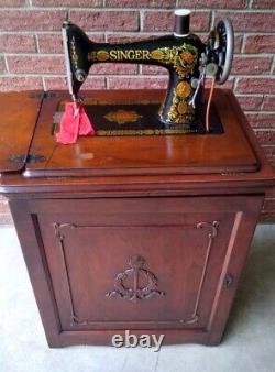 Machine à coudre Singer antique de 1923 avec meuble en chêne et fonctionnement à pédale