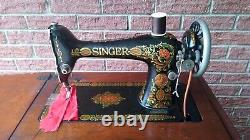 Machine à coudre Singer antique de 1923 avec meuble en chêne et fonctionnement à pédale