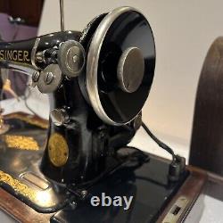 Machine à coudre Singer antique de 1925 avec boîtier en bois portable? AA700921 en état de marche.
