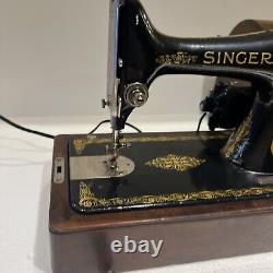 Machine à coudre Singer antique de 1925 avec boîtier en bois portable? AA700921 en état de marche.