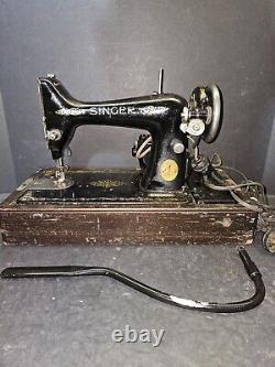 Machine à coudre Singer antique des années 1920, modèle 99, avec étui en bois cintré et contrôle par genou.