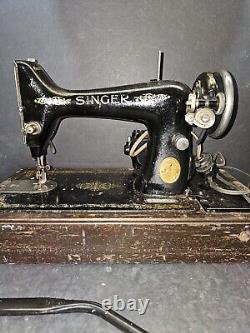 Machine à coudre Singer antique des années 1920, modèle 99, avec étui en bois cintré et contrôle par genou.