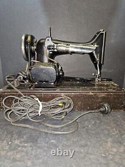 Machine à coudre Singer antique des années 1920, modèle 99, avec étui en bois cintré et contrôle par genou.