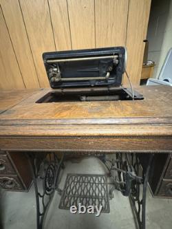 Machine à coudre Singer antique et bureau. Numéro de série de la série G.