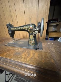 Machine à coudre Singer antique et bureau. Numéro de série de la série G.