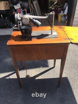 Machine à coudre Singer antique, numéro de série AH456094, table en bois dissimulable.