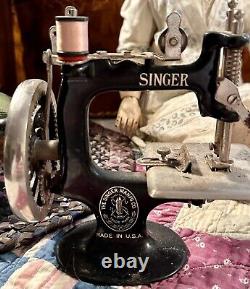 Machine à coudre Singer antique pour enfant à exposer avec vos meilleures poupées