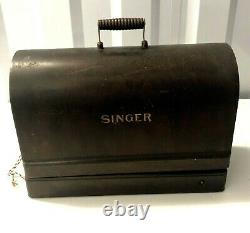 Machine à coudre Singer de 1923 en bois courbé noir doré avec boîtier verrouillable antique orné + clé