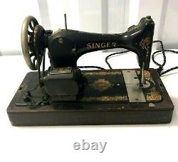Machine à coudre Singer de 1923 en bois courbé noir doré avec boîtier verrouillable antique orné + clé