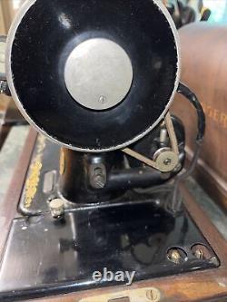 Machine à coudre Singer de 1925 avec boîtier en bois, fonctionne parfaitement