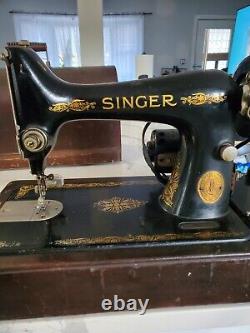 Machine à coudre Singer de 1925 avec étui en bois fonctionne très bien