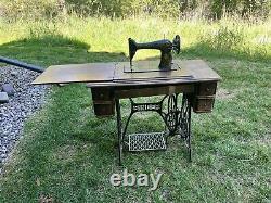 Machine à coudre Singer de 1926 avec une table en fonte et en bois