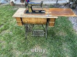 Machine à coudre Singer de 1926 avec une table en fonte et en bois