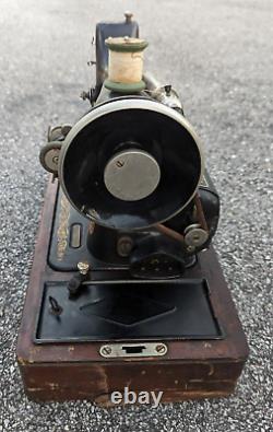 Machine à coudre Singer de 1929 avec boîtier à dôme et accessoires EN L'ÉTAT, pièces