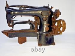 Machine à coudre Singer de 1929 avec étiquettes d'identification et chaussures Blucher à restaurer