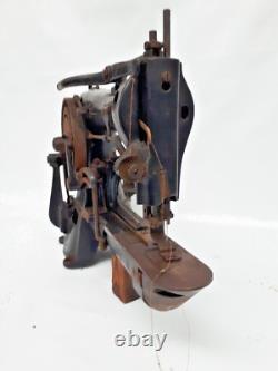 Machine à coudre Singer de 1929 avec étiquettes d'identification et chaussures Blucher à restaurer