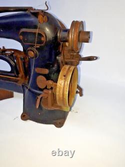 Machine à coudre Singer de 1929 avec étiquettes d'identification et chaussures Blucher à restaurer